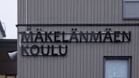 Mäkelänmäen koulun kyltti koulun seinällä. 