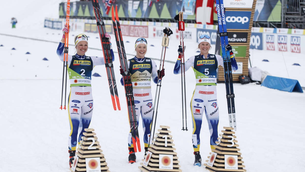 Emma Ribom (vas.), Jonna Sundling ja Maja Dahlqvist juhlivat Ruotsin kolmoisvoittoa Planican MM-sprintissä.
