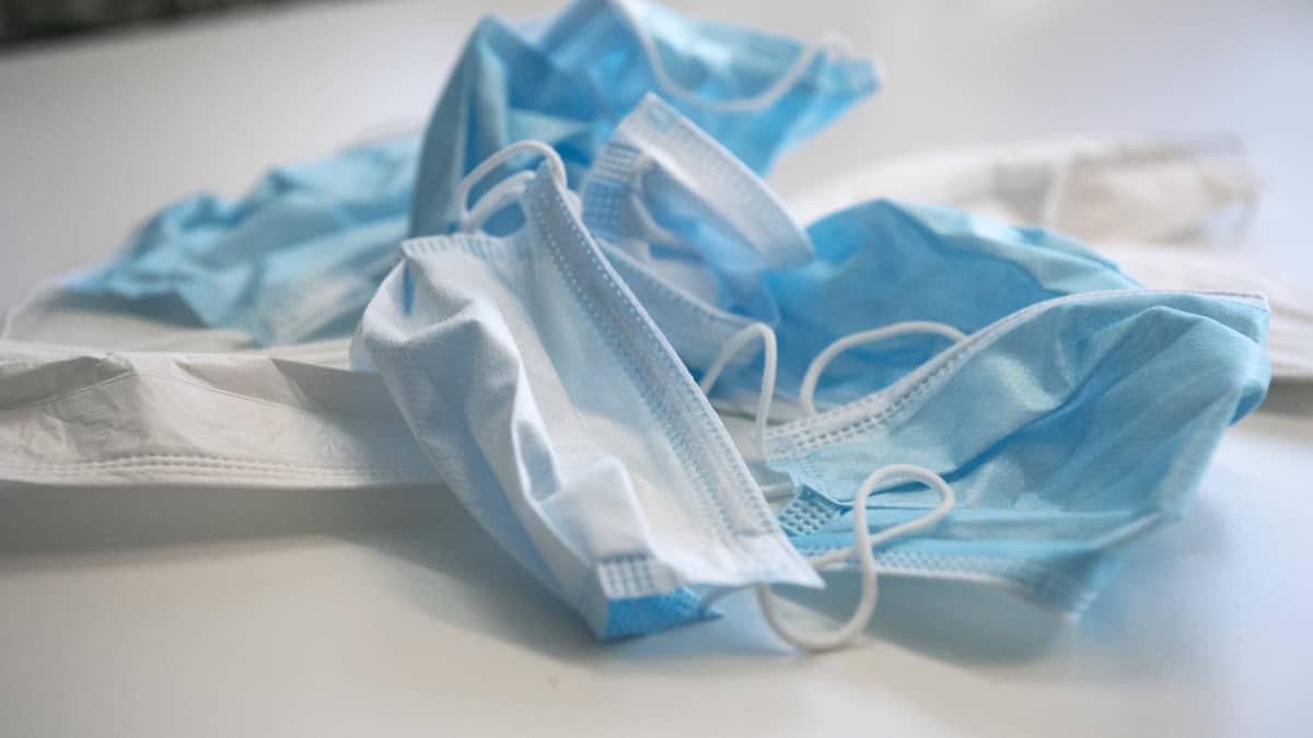 Käytettyjä kasvomaskeja pöydällä.