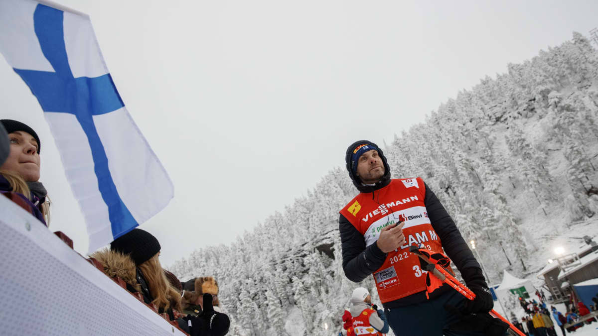 Antti Kuisma seisoo mäkimontussa Rukalla.