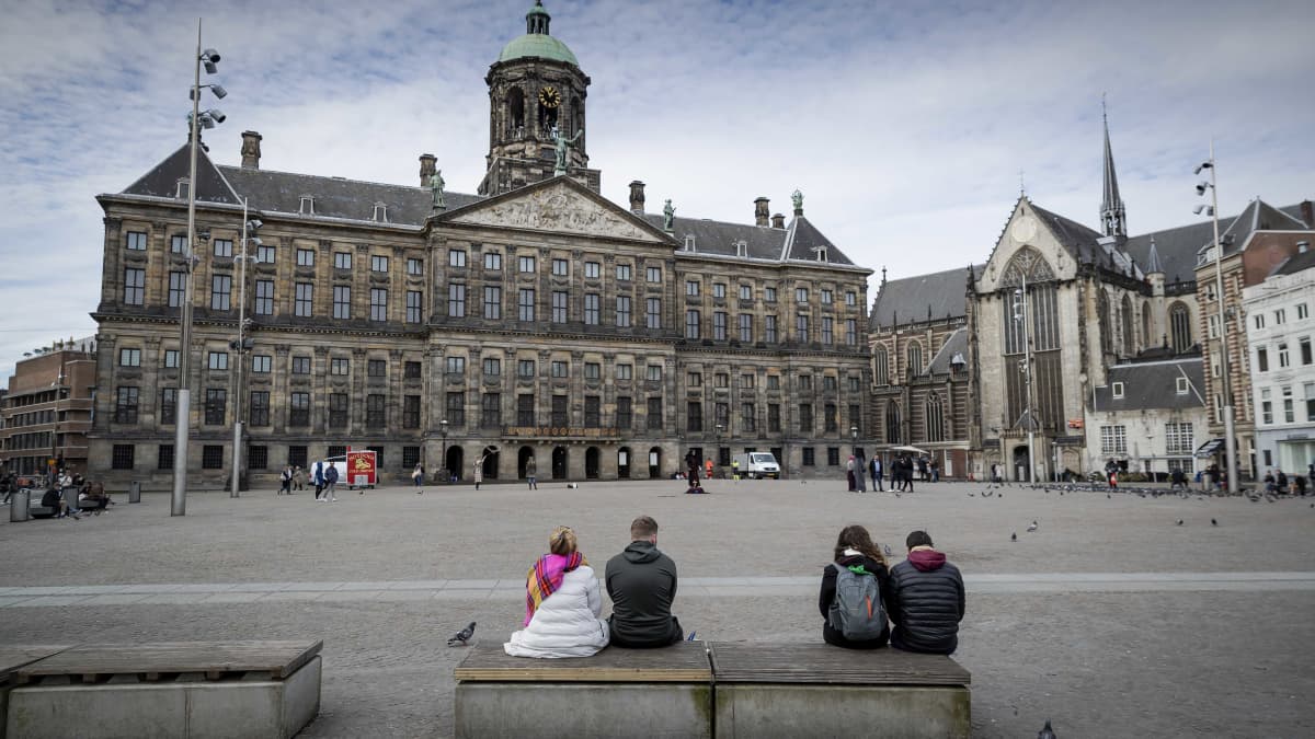 Lähes autio Amsterdamin kuninkaallisen palatsin edusta.