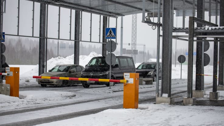 Venäjältä saapuvaa liikennettä Nuijamaan raja-asemalla.