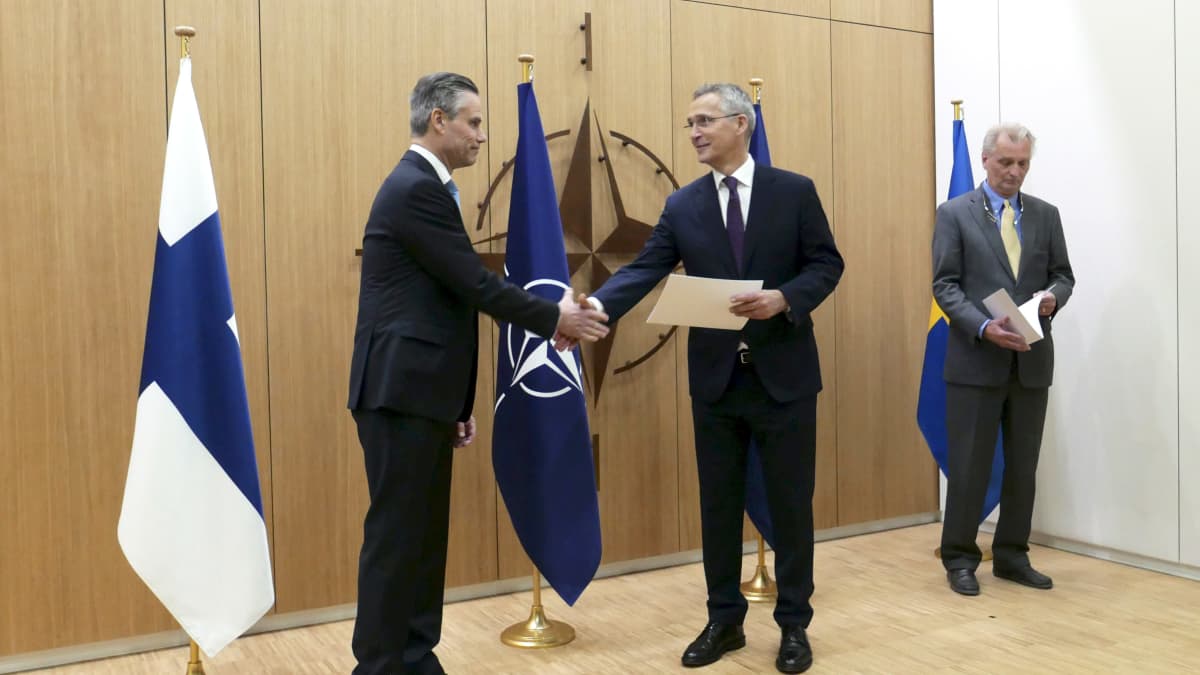 Suomen ja Ruotsin suurlähettiläät toimittavat jäsenhakemukset Naton pääsihteerille.