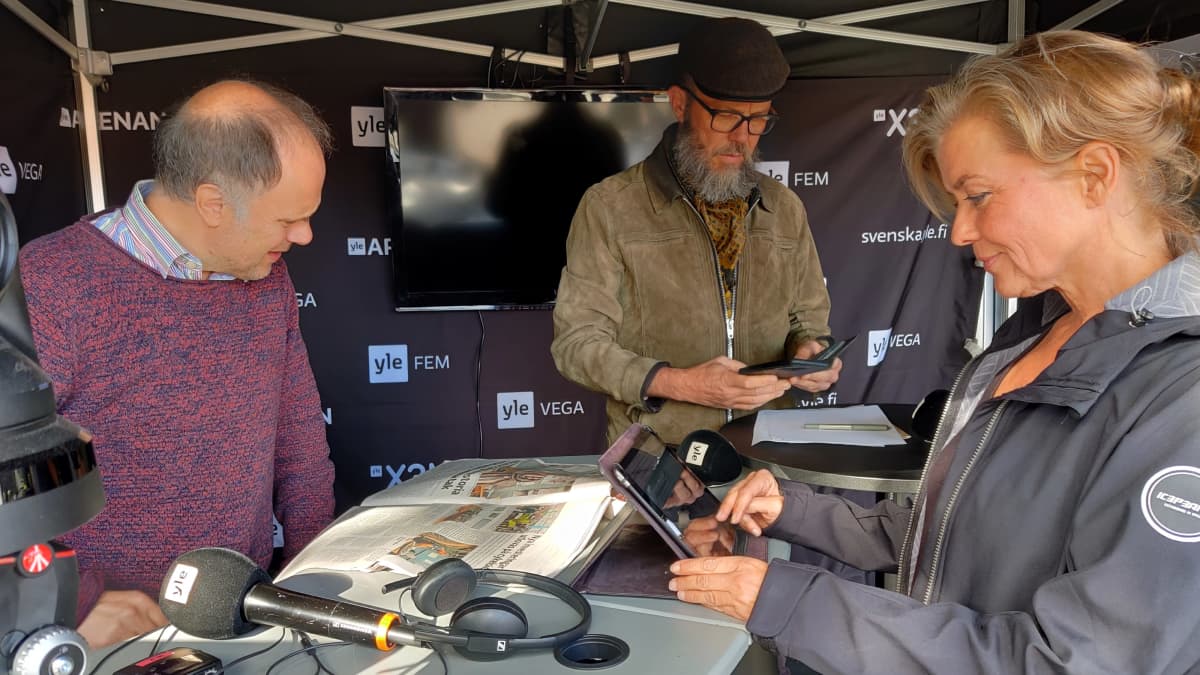 Tre personer i Svenska Yles tält på höstmarknaden, Magnus Londen, Jeanette Björkqvist och Misha Eriksson.