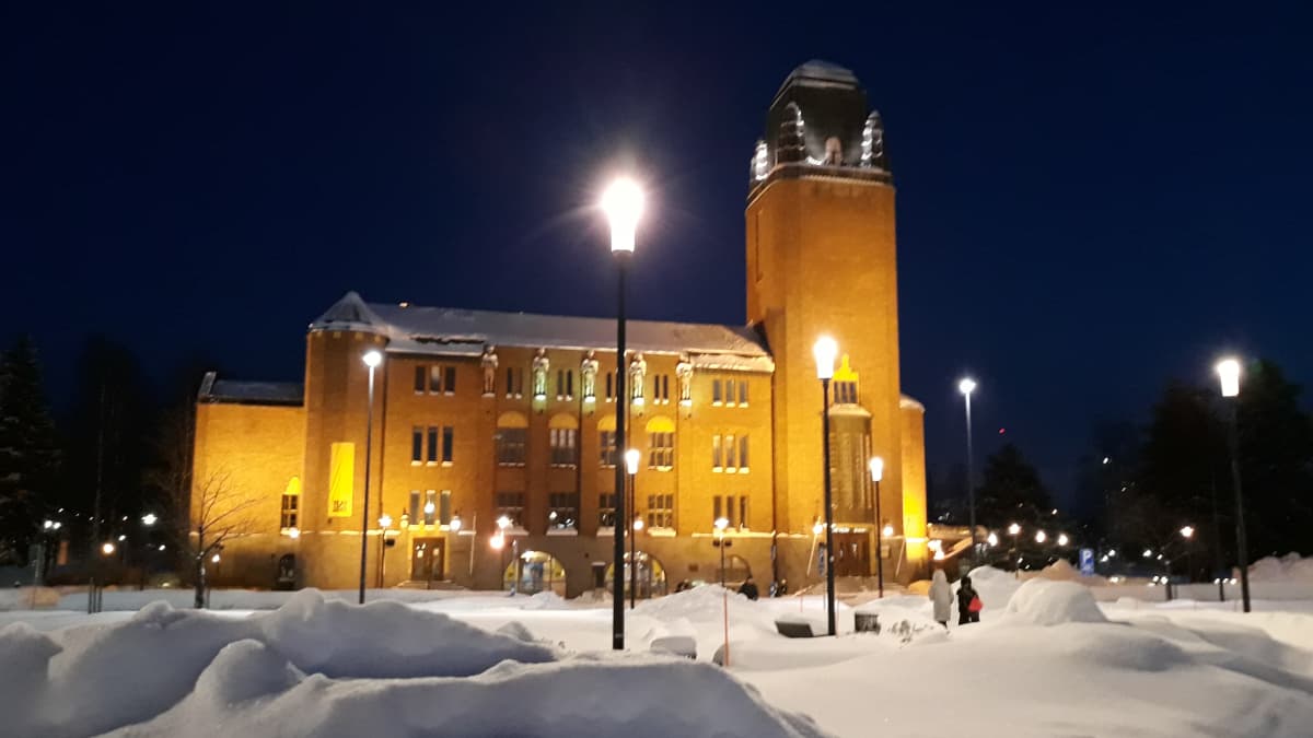 Joensuun kaupungintalo iltavalaistuksessa talvella.