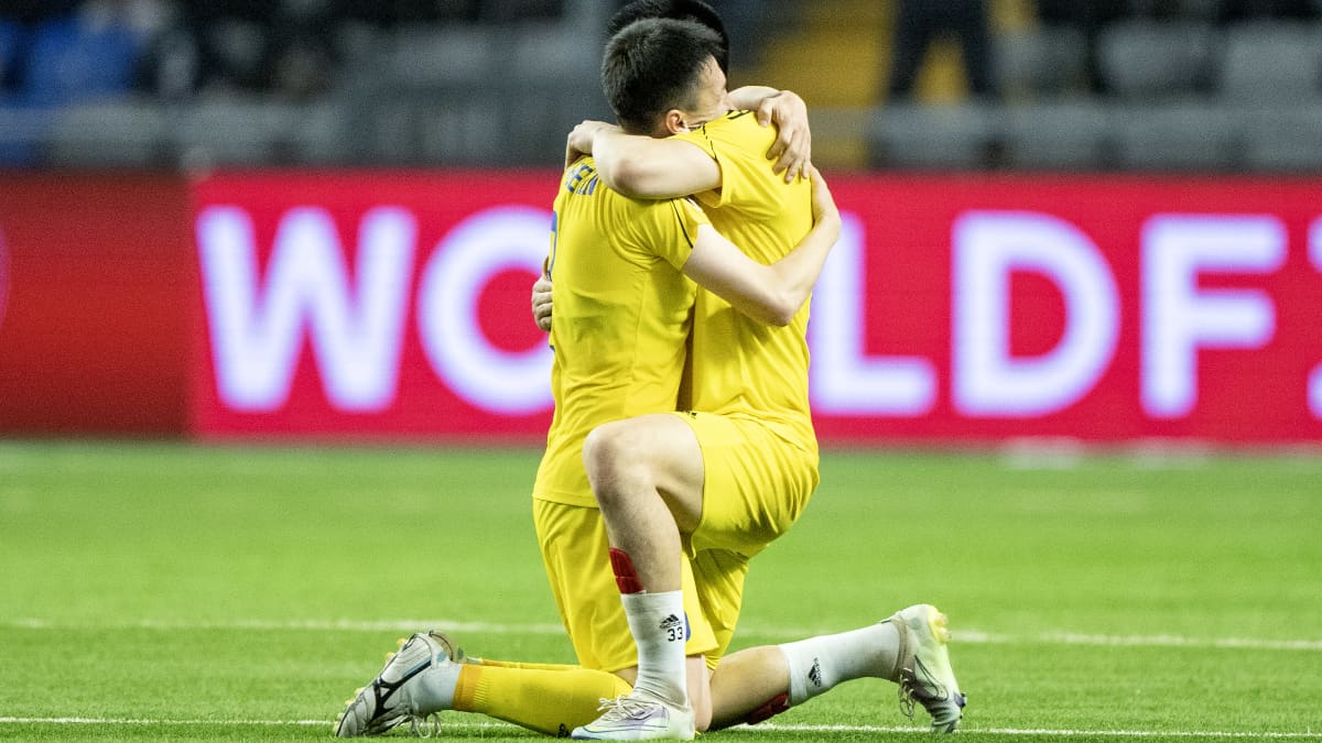Kazakstanin pelaajat halailevat toisiaan.