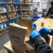 Tuotteiden pakkausta Amazonin varastossa.