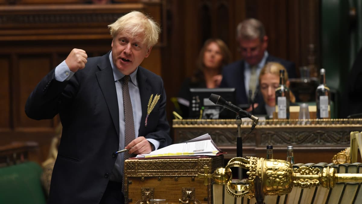 Boris Johnson elehtii puhuessaan parlamenttisalissa