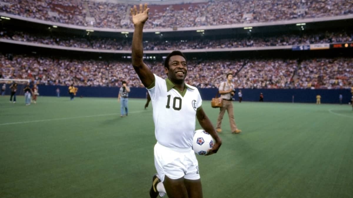 Pelé heiluttaa yleisölle stadionilla.