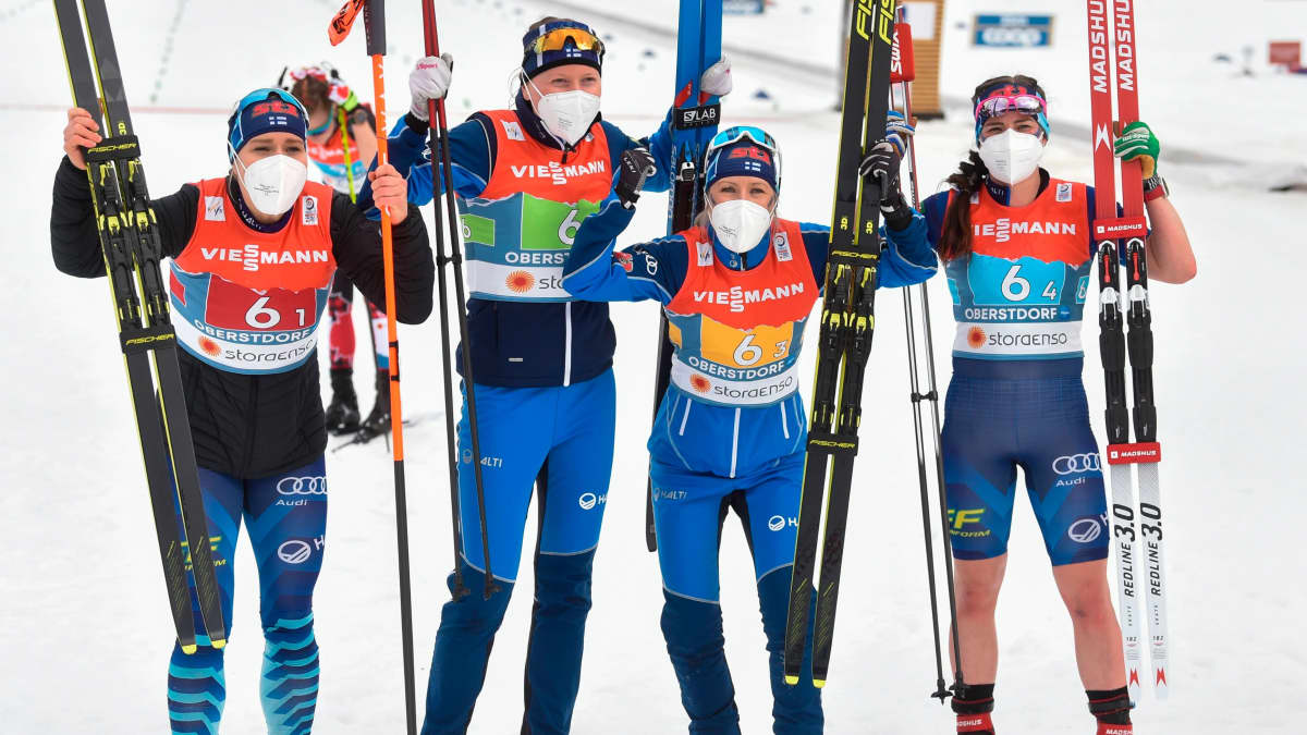 Jasmi Joensuu, Johanna Matintalo, Riitta-Liisa Roponen ja Krista Pärmäkoski tuulettavat MM-pronssia naisten hiihtoviestin jälkeen.
