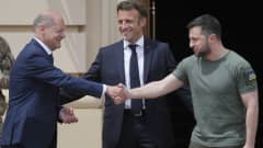 Saksan liittokansleri Olaf Scholz ja Ranskan presidentti Emmanuel Macron tapasivat torstaina Ukrainan presidentin Volodymyr Zelenskyin Kiovassa.