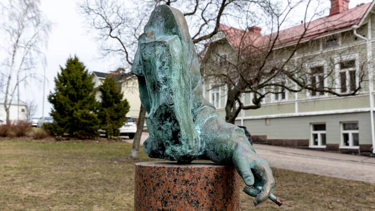 Vuonna 1995 osana Port of Kotka -taidenäyttelyä Kotkan Lenin patsaan lähelle paljastettiin puolalaisen kuvanveistäjä Krzysztof Bednarskin veistos Leninin puuttuva käsivarsi. Pronssinen käsivarsi lepää graniittipylvään päällä pidellen tupakkaa sormien välissä.