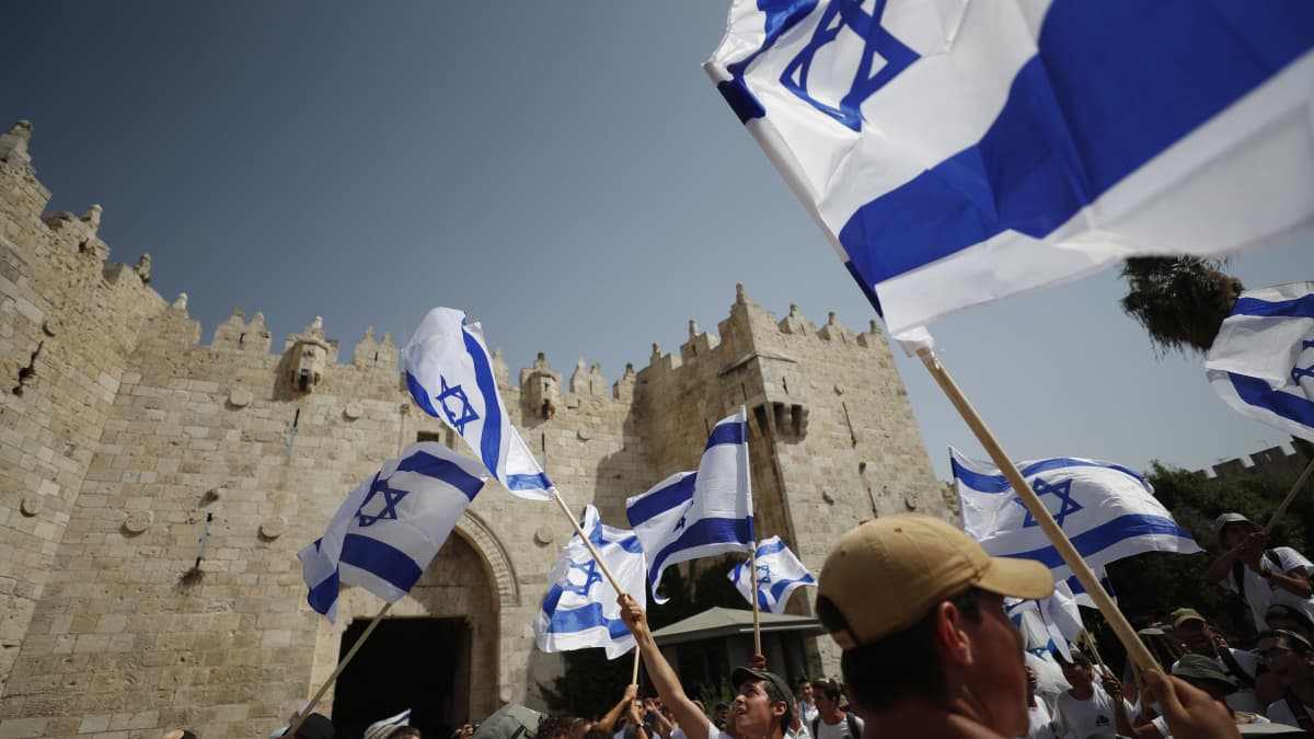 Juutalaisia mielenosoittajia Jerusalemin Damaskoksen portilla sunnuntaina.