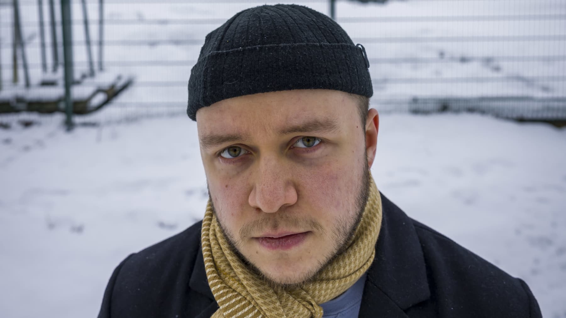Mikko Huhdanmäki koulun edustalla jossa hän koki väkivaltaa