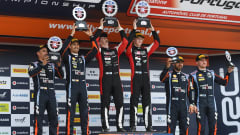 Podiumkolmikko Portugalin MM-rallin jälkeen.