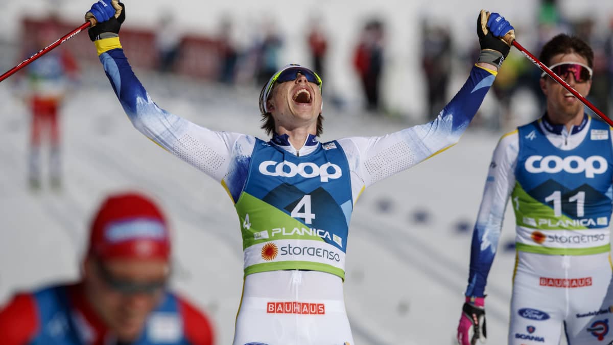 William Poromaa tuulettaa miesten 50 kilometrin kisan pronssiaan.