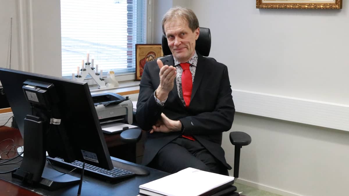 Nurmeksen kaupunginjohtaja Asko Saatsi istuu työpöytänsä takana.