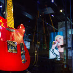 Sähkökitara FAME Musiikkimuseossa.