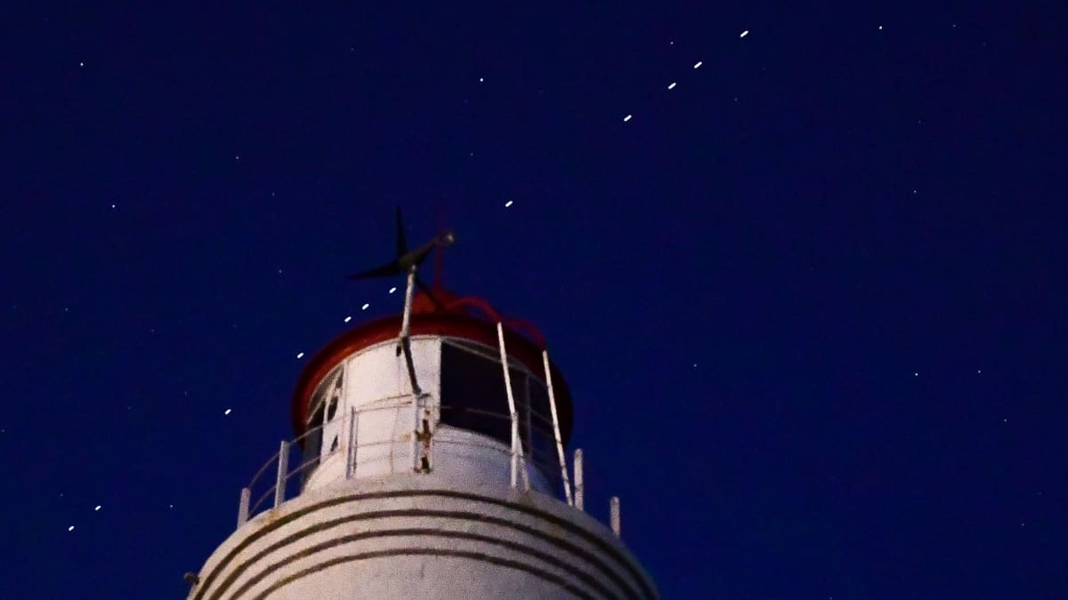 Vladivostokissa Venäjällä näkyi yötaivaalla avaruusyhtiö SpaceX:n laukaisemia Starlink-satelliitteja. Tähtitieteilijät ovat huolissaan siitä, että uudet kirkkaat satelliitit heikentävät kykyä nähdä tähdet.