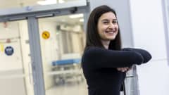 Janina Kayrouz hymyilee kameralle Kuopion yliopistollisen sairaalan sisällä.