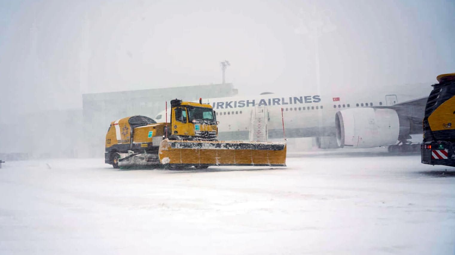 Istanbulin lentokenttä peittyi lumeen maanantaina.
