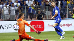 Edin Dzeko viimeisteli maalin Lukas Hradeckyn selän taakse Suomen ja Bosnia ja Hertsegovinan välisessä jalkapallon Kansojen liigan ottelussa 2022.