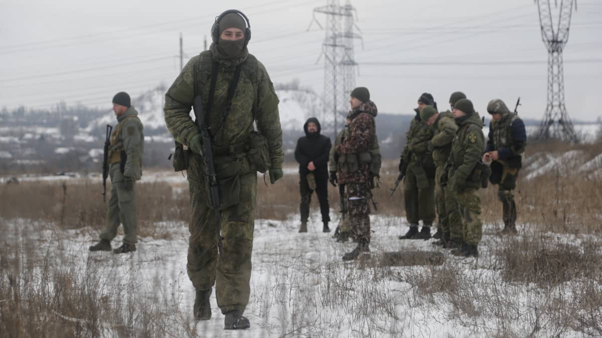 Venäjämieliset sotilaat harjoittelevat sodankäyntiä pellolla.