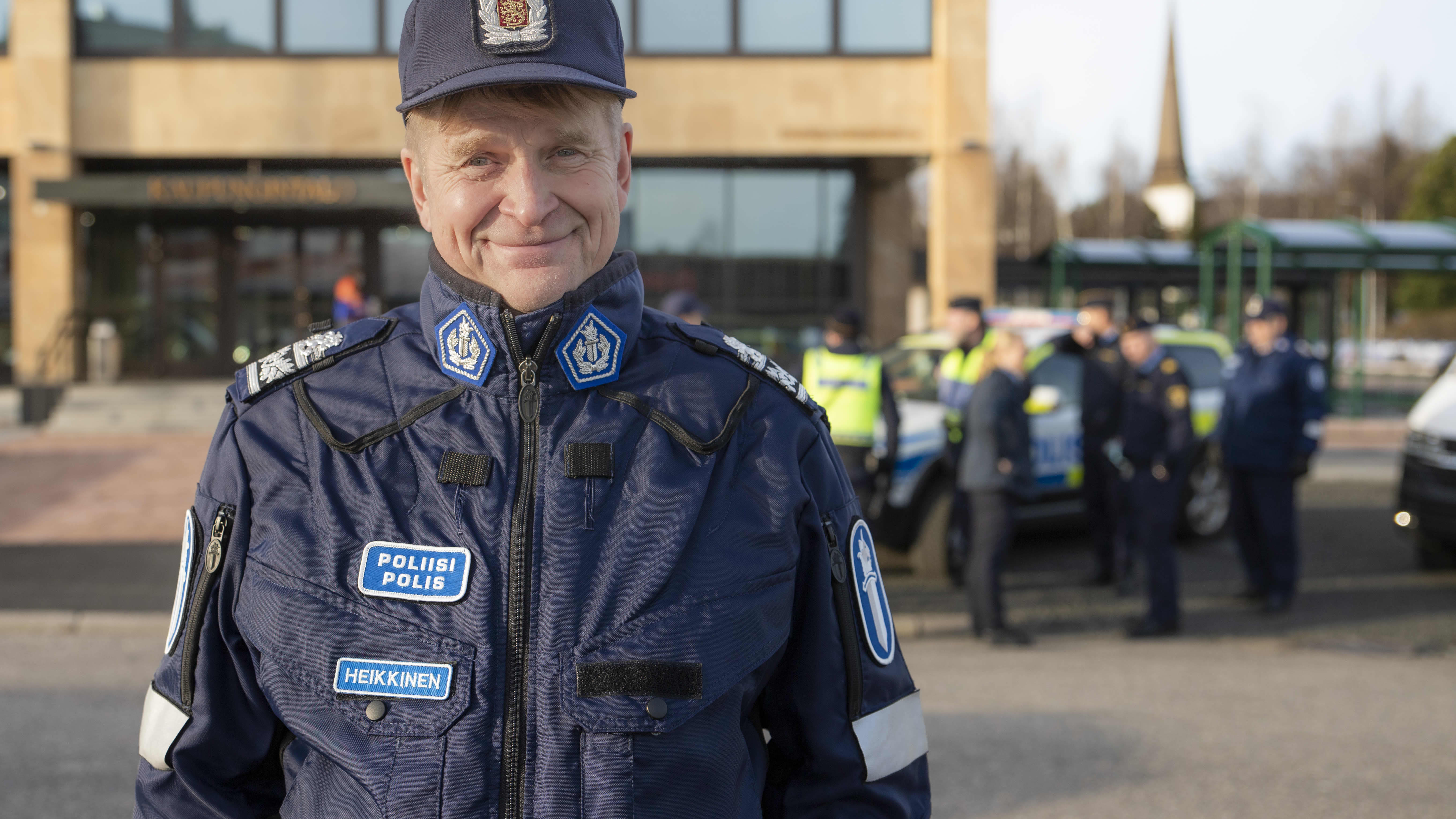 Lapin poliisin poliisipäällikkö Esa Heikkinen Torniossa. Taustalla Ruotsin ja suomen poliiseja.