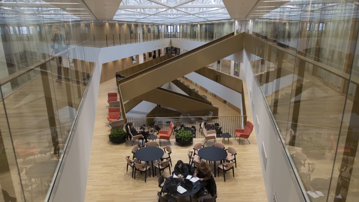 Aalto-yliopiston kauppakorkeakoulun avointa aulatilaa opiskelua varten.
