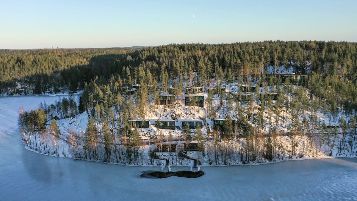 Ilmakuva Kuru resortin lomamökeistä metsän siimeksessä.