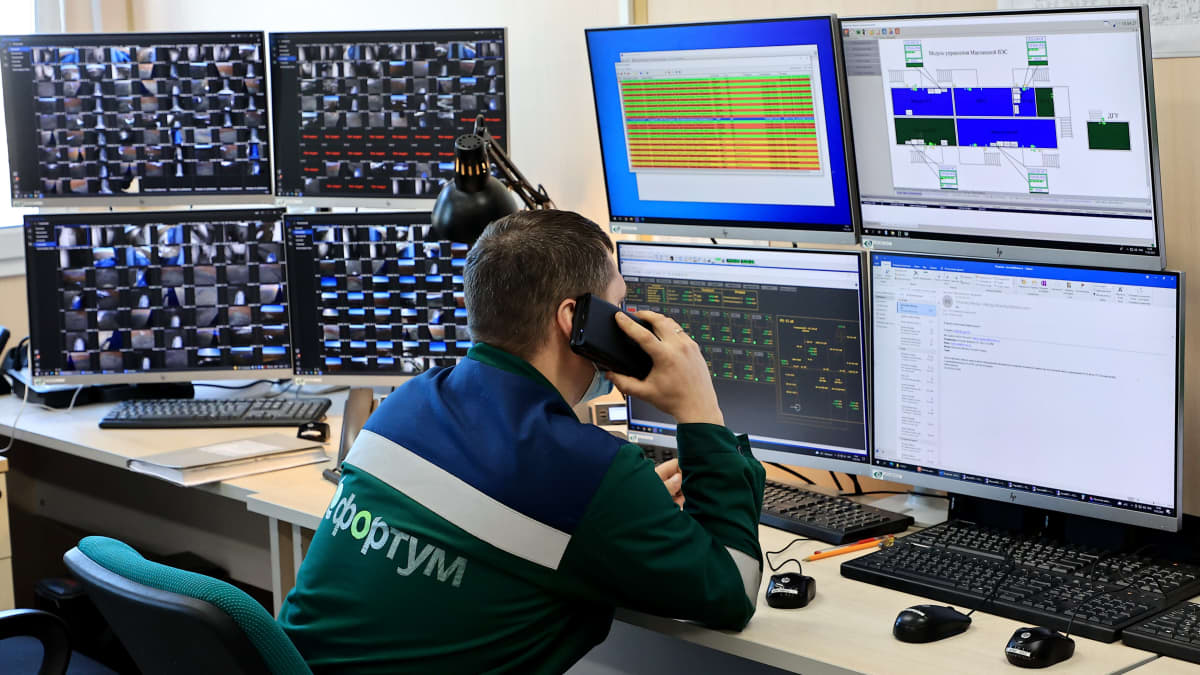 Henkilö kontrollipöydän ääressä Fortumin tuulivoimalassa Venäjällä.