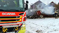 Paloauto ja pelastaja savuavan tulipalopaikan luona. Talvinen maisema. 