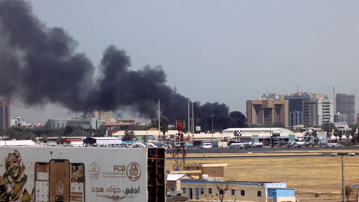 Khartumin lentokentän läheisyydessä olevien rakennusten yläpuolella paljee savua 15. huhtikuuta.
