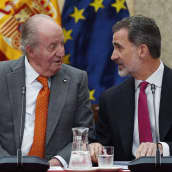 Espanjan kuningas Felipe VI (oikealla) ja hänen isänsä, entinen kuningas Juan Carlos I Madridissa Espanjassa 15. toukokuuta 2019.