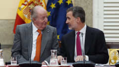 Espanjan kuningas Felipe VI (oikealla) ja hänen isänsä, entinen kuningas Juan Carlos I Madridissa Espanjassa 15. toukokuuta 2019.