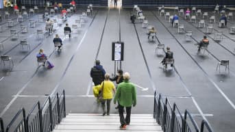 Asiakkaita menossa Pfizer-BioNTech COVID-19 rokotukseen Myyrmäen Energia Areenan rokotuspisteessä Vantaalla.