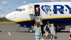 Ihmisiä nousee Ryanairin lentokoneeseen Lappeenrannan lentoasemalla.