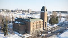 Joensuun kaupungintalo ilmakuvassa aurinkoisena kevättalven päivänä.