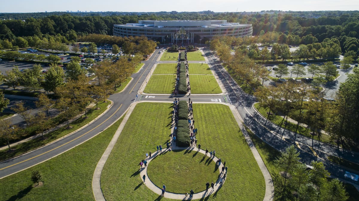 Ilmakuva puistossa jossa ennakkoäänestäjät jonottavat Virginiassa, USA:ssa.