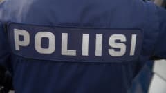 Poliisi-teksti poliisin vaatteessa