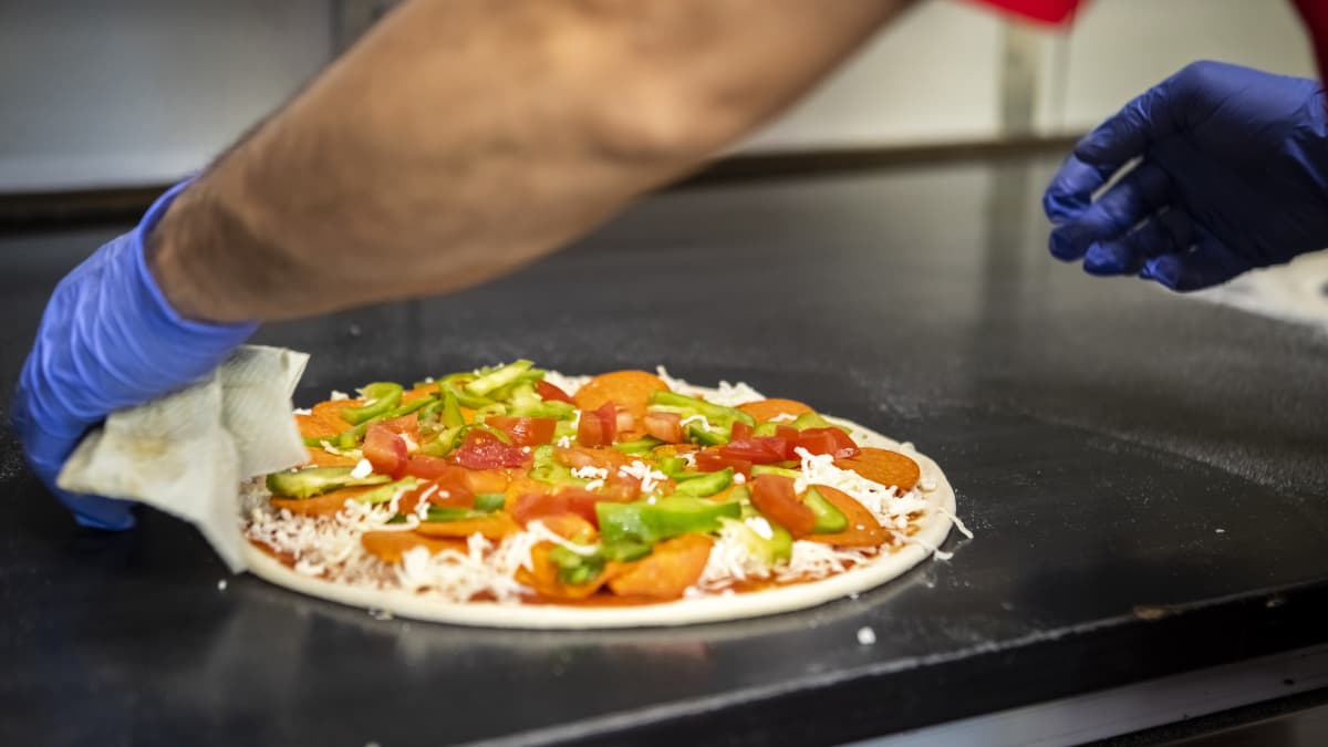 Pizza valmiina paistouuniin.