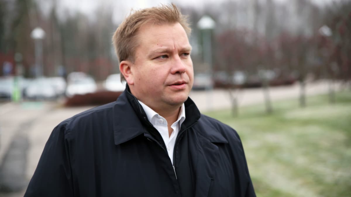 puolustusministeri Antti Kaikkonen