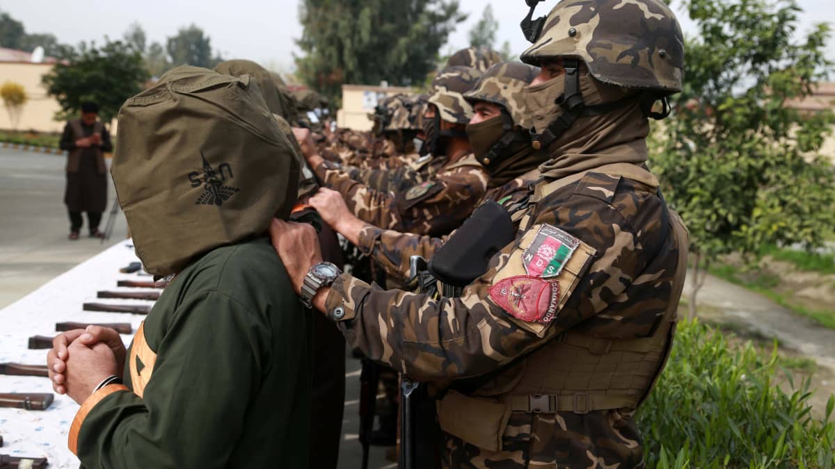 Afganistanin turvallisuusjoukot ja hallinnon vastaisista iskuista epäiltynä pidätettyjä Jalalabadissa Afganistanissa 10. maaliskuuta 2020.