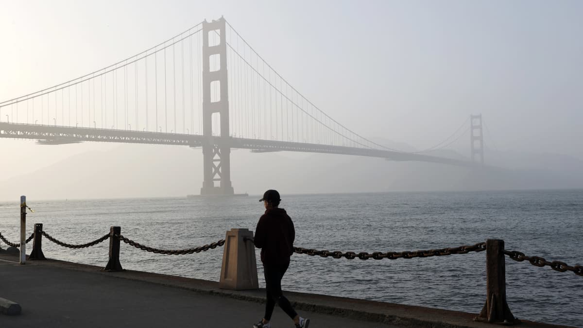 San Franciscossa, Kaliforniassa ilma oli maanantaina näin sameaa Golden Gate -sillan luona. Keskiviikkona tilanne oli kaupungissa jo hyvä.