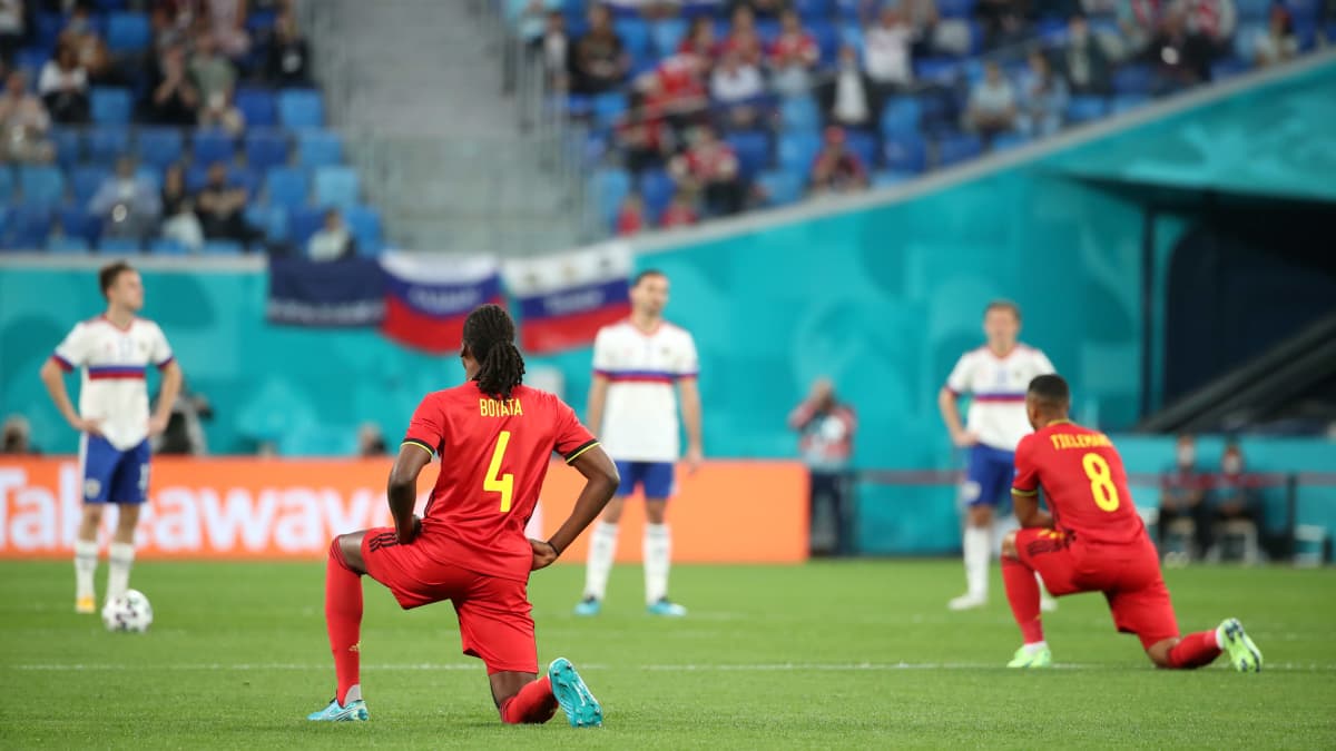 Belgian maajoukkueen pelaajat polvistuivat EM-kisoissa mustien oikeuksien puolesta.