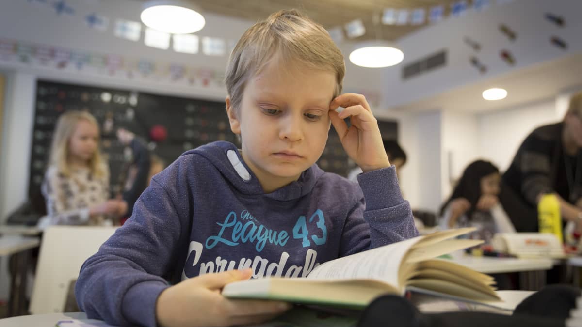 Lapsi lukee kuoluluokassa