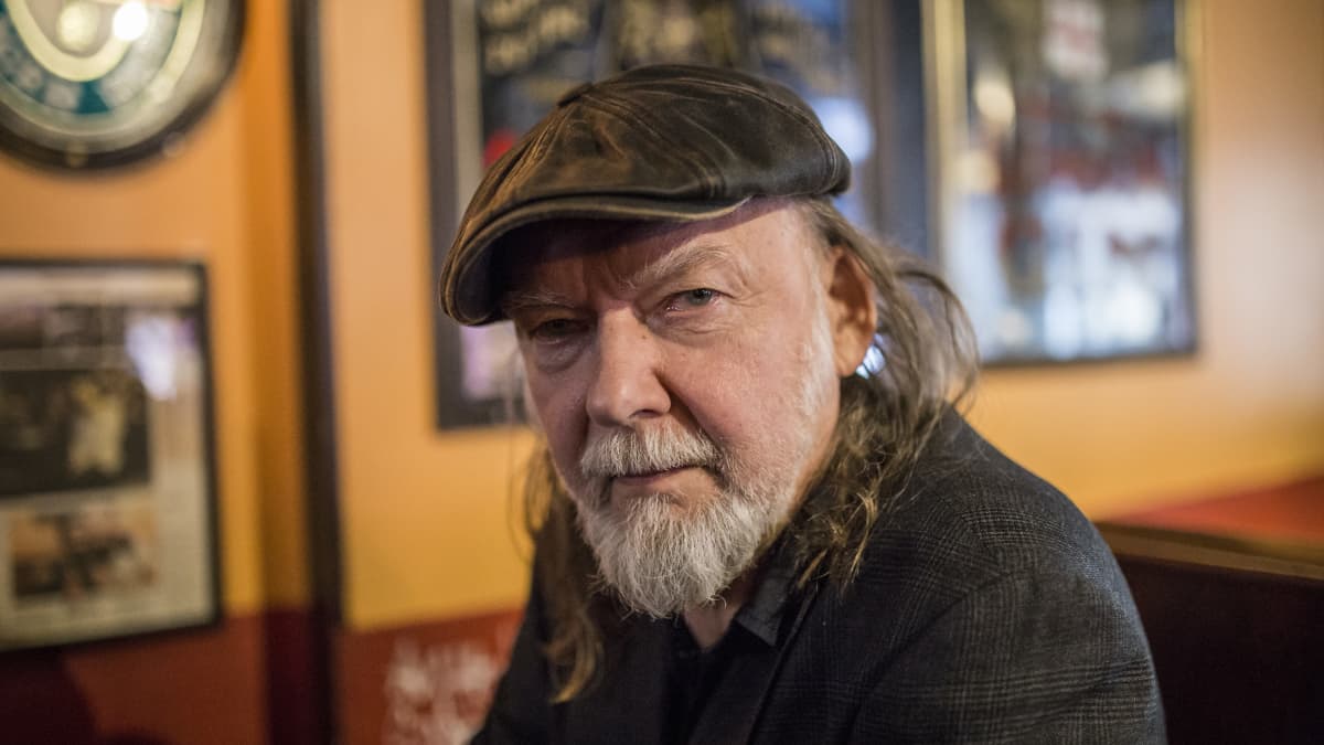 Tuomari Nurmio, muusikko ravintola Populuksesssa
