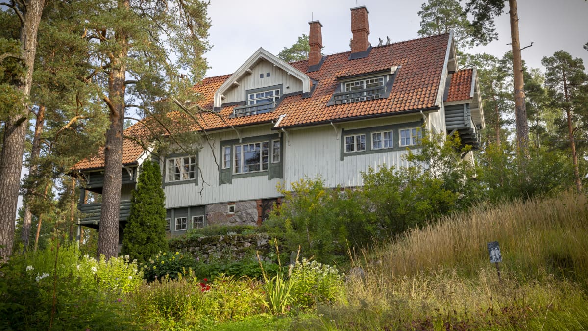 Ainola puutarhasta kuvattuna.