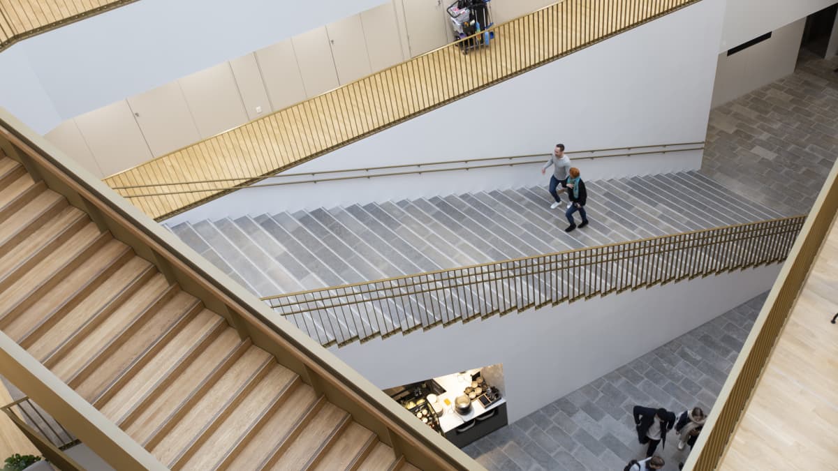 Aalto-yliopiston kauppakorkeakoulun portaikko.