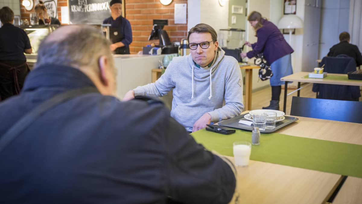 yhteisödiakoni, Jukka-Pekka Vaittinen keskustelee lounalle tulleen henkilön kanssa